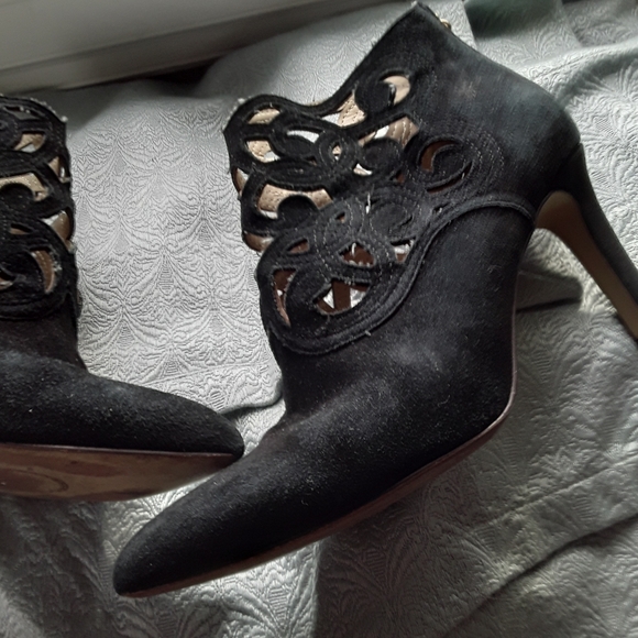 Adrienne Vittadini Black Suede leather Boots 8M - Picture 3 of 11